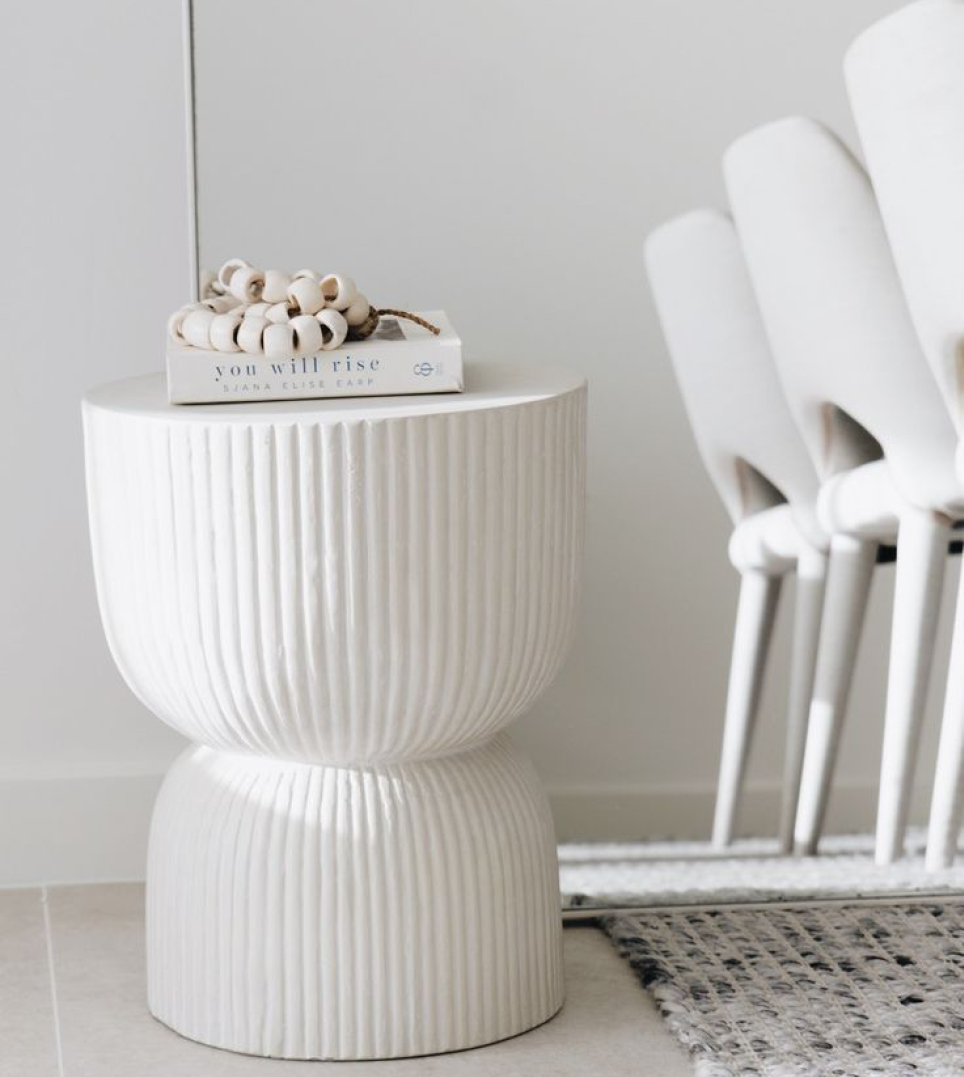 wit bijzettafeltje met stoelen