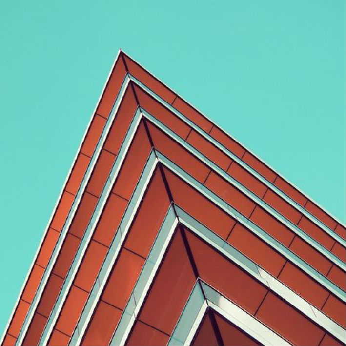 lucht met geometrisch oranje architectuur
