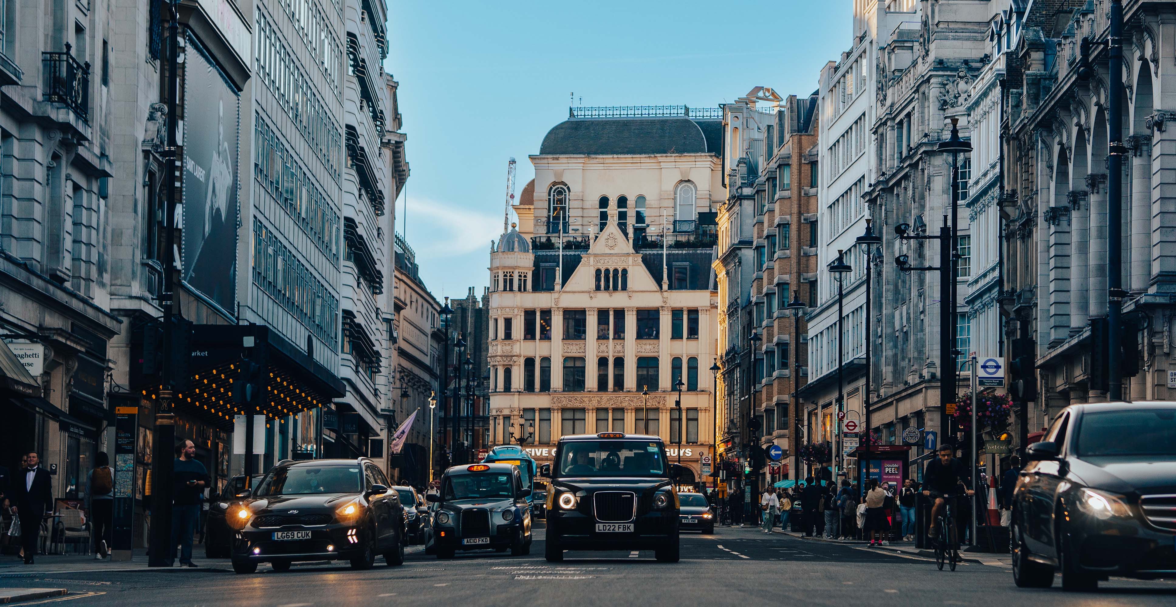 straatbeeld met auto's