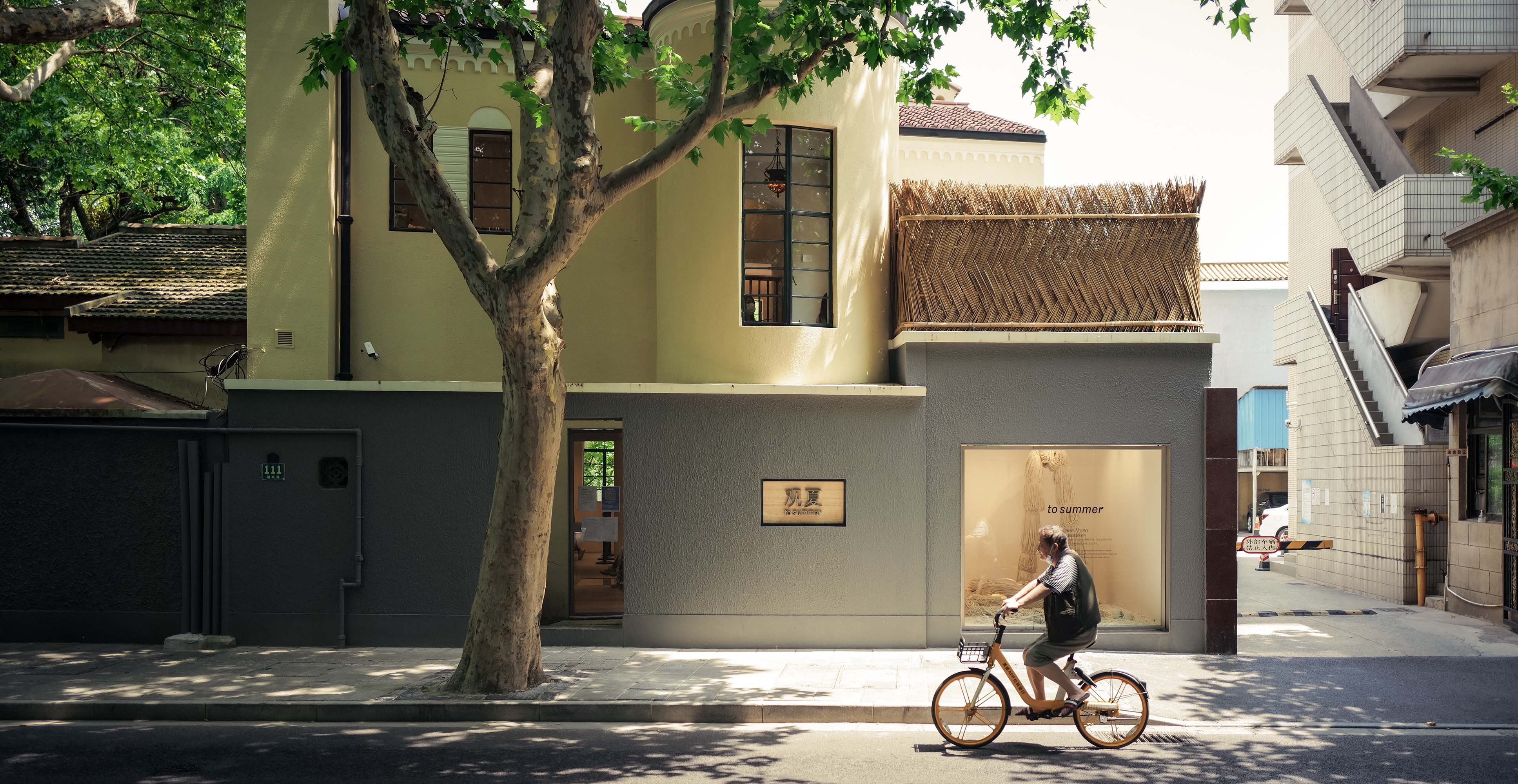 straatbeeld met fietser