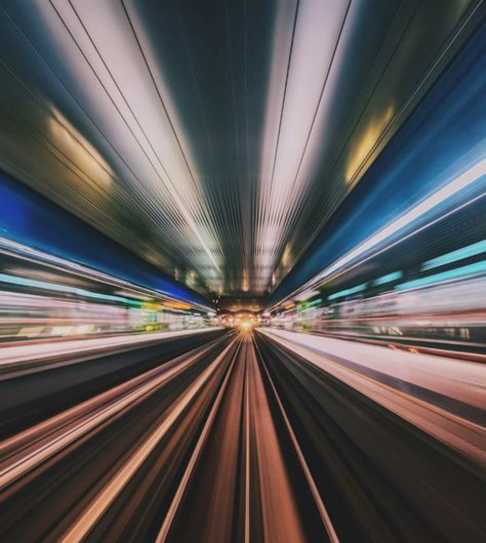 bewegend beeld in tunnel trein