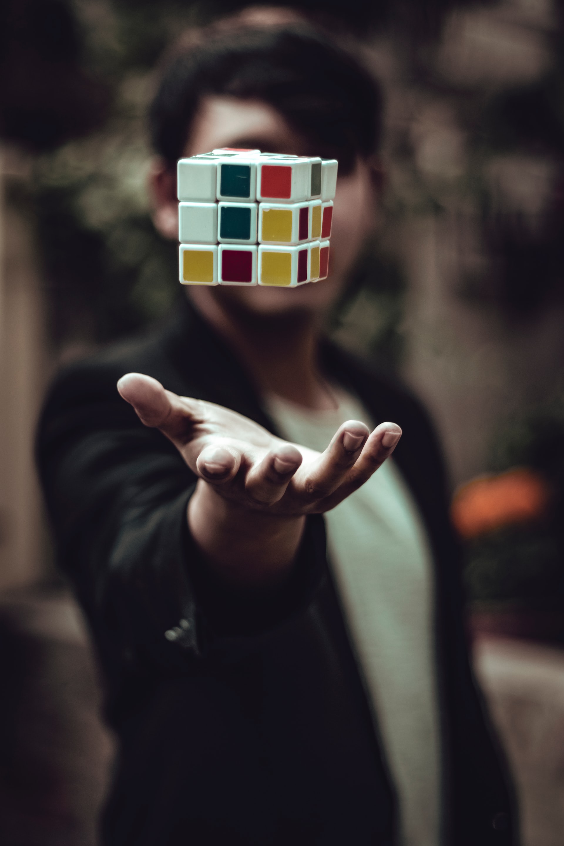 Man met Rubiks kubus